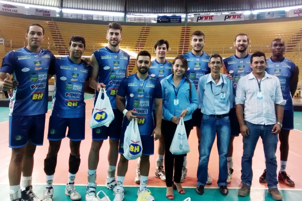 jogadores do moc vôlei e representantes do lar nossa senhora do perpétuo socorro | foto: cid bruno